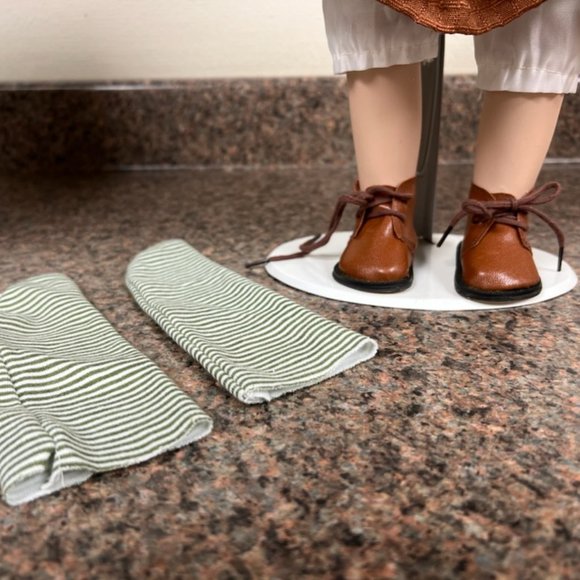 Porcelain doll holding a baby doll - Picture 9 of 11